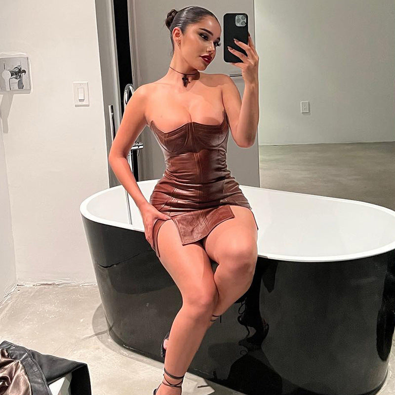 Robe Épaules Nues en Similicuir – Coupe Enveloppante & Silhouette Sculptée
