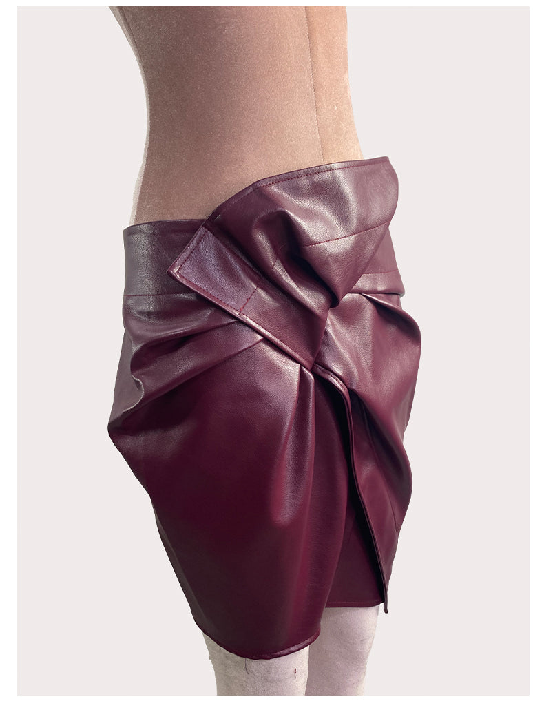 Jupe Plissée Croisée en Faux Cuir – Coupe Irrégulière