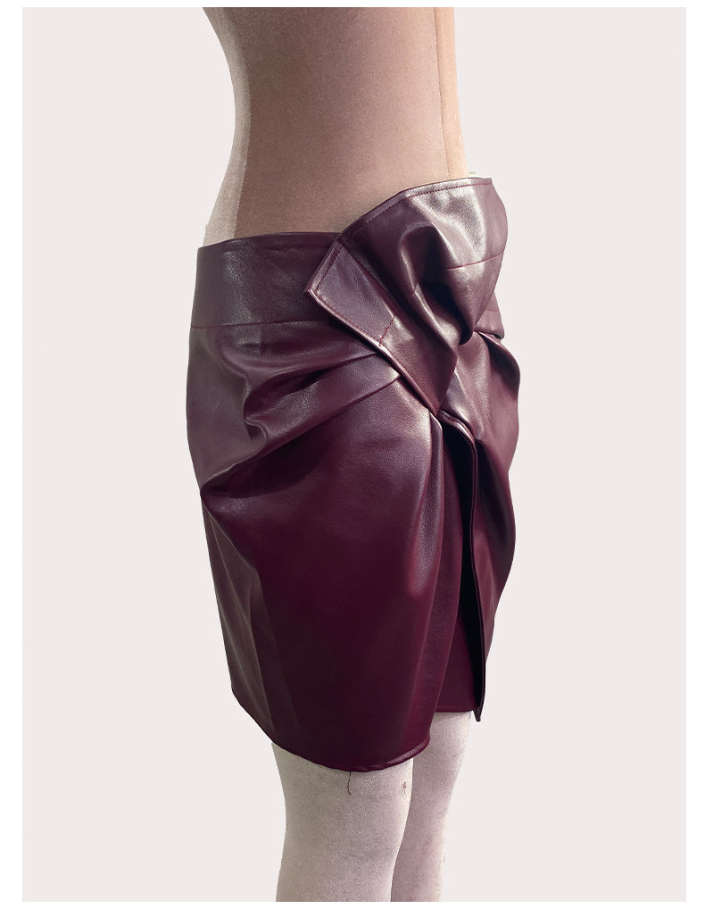 Jupe Plissée Croisée en Faux Cuir – Coupe Irrégulière