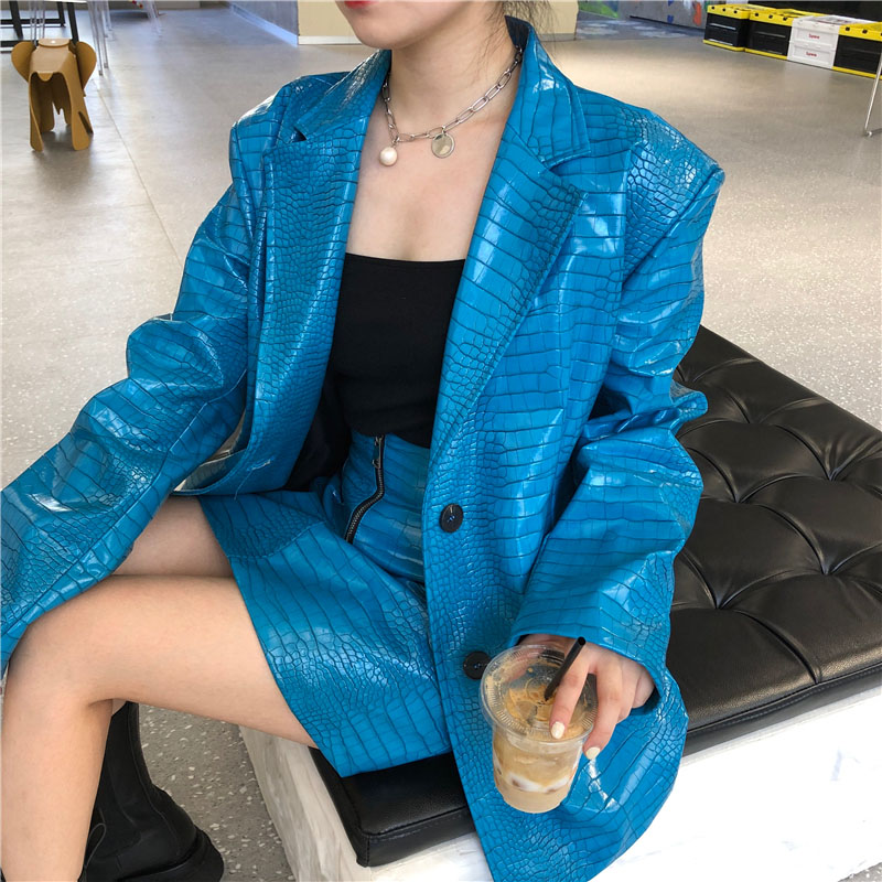 Ensemble Faux Cuir Verni Bleu – Veste Loose & Jupe Assortie