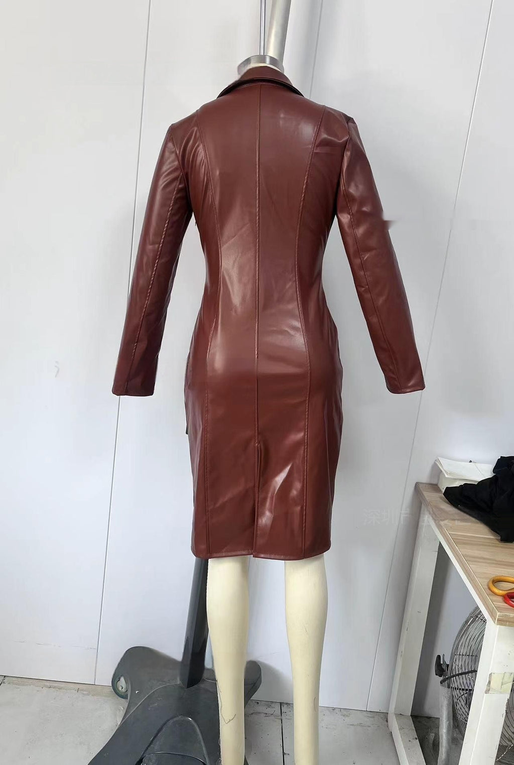 Robe PU Cuir Manches Longues — Boutons Costume & Coupe Longline