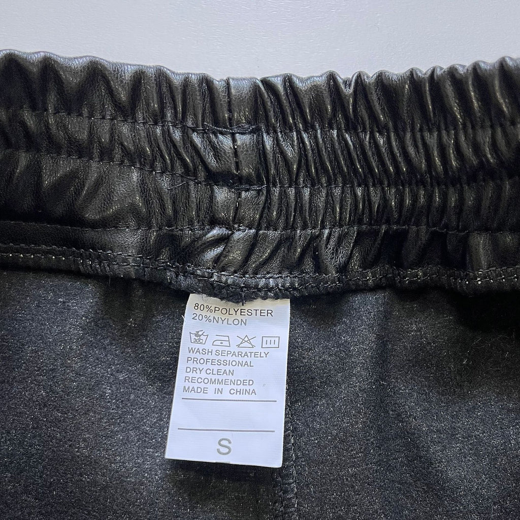 Short PU Cuir Taille Haute — Boutons Latéraux & Fente