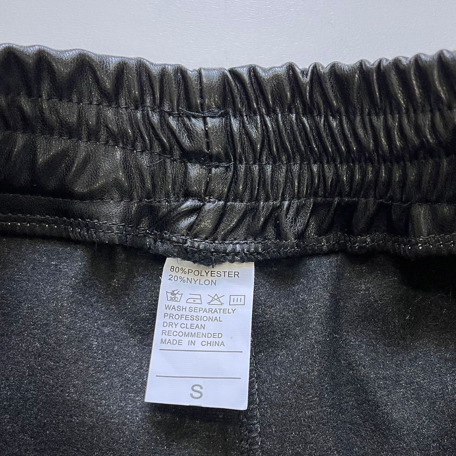 Short PU Cuir Taille Haute — Boutons Latéraux & Fente